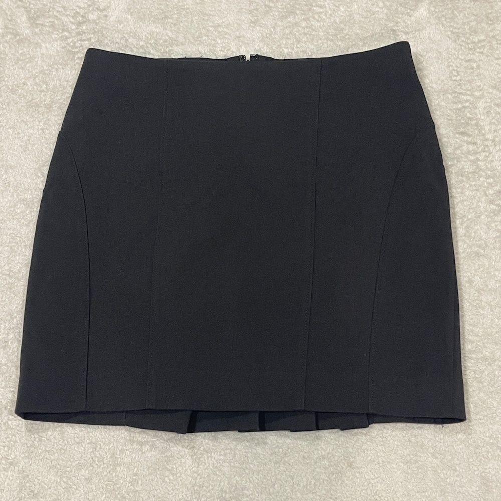 bebe Black Mini Skirt with Pleated Back Size 00